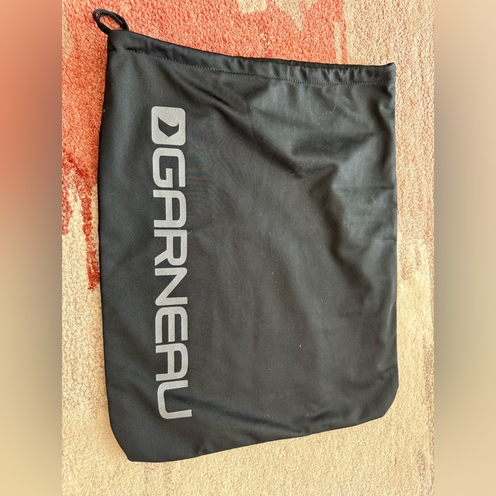 New Without tags Garneau Cycling Helmet Dust Bag Travel